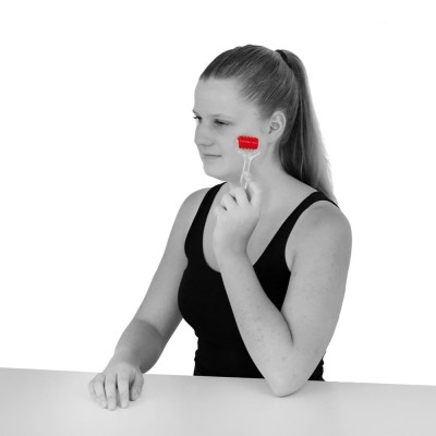 Gesichtsmassageroller mit Noppen | rot mit transparentem Griff